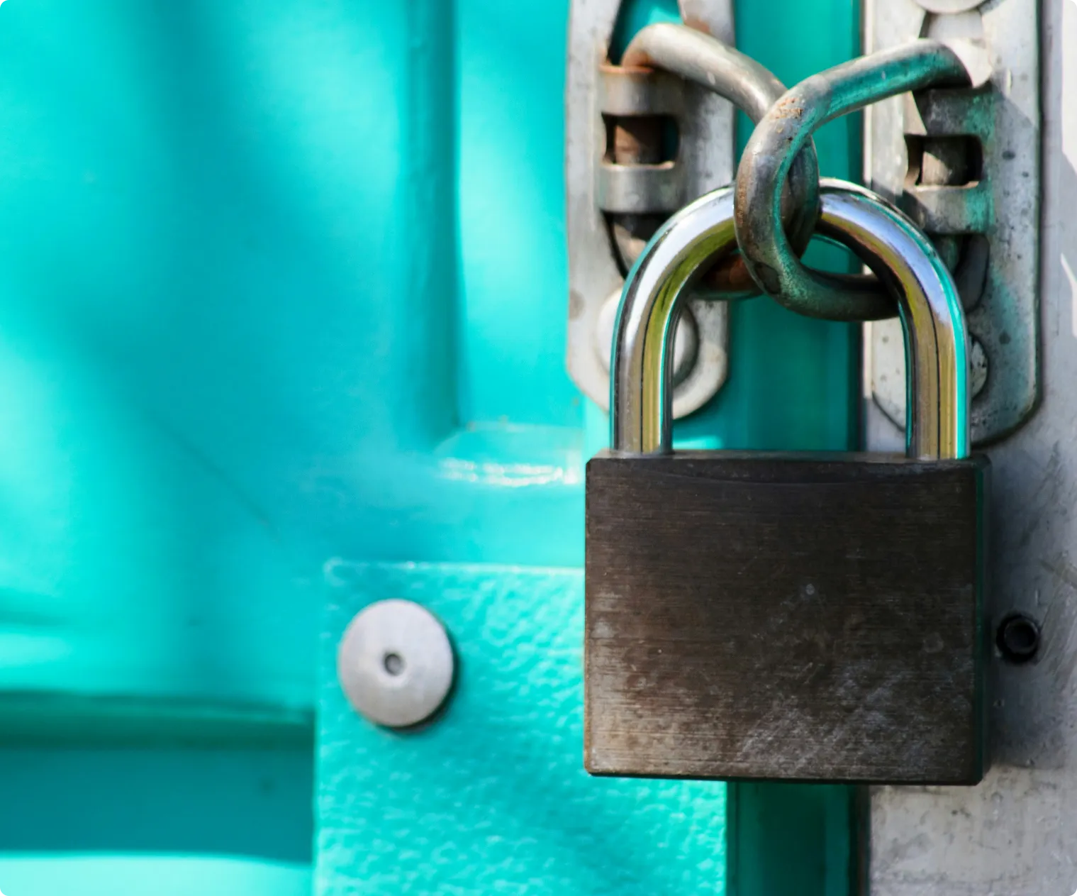 cadenas fermant une porte bleue